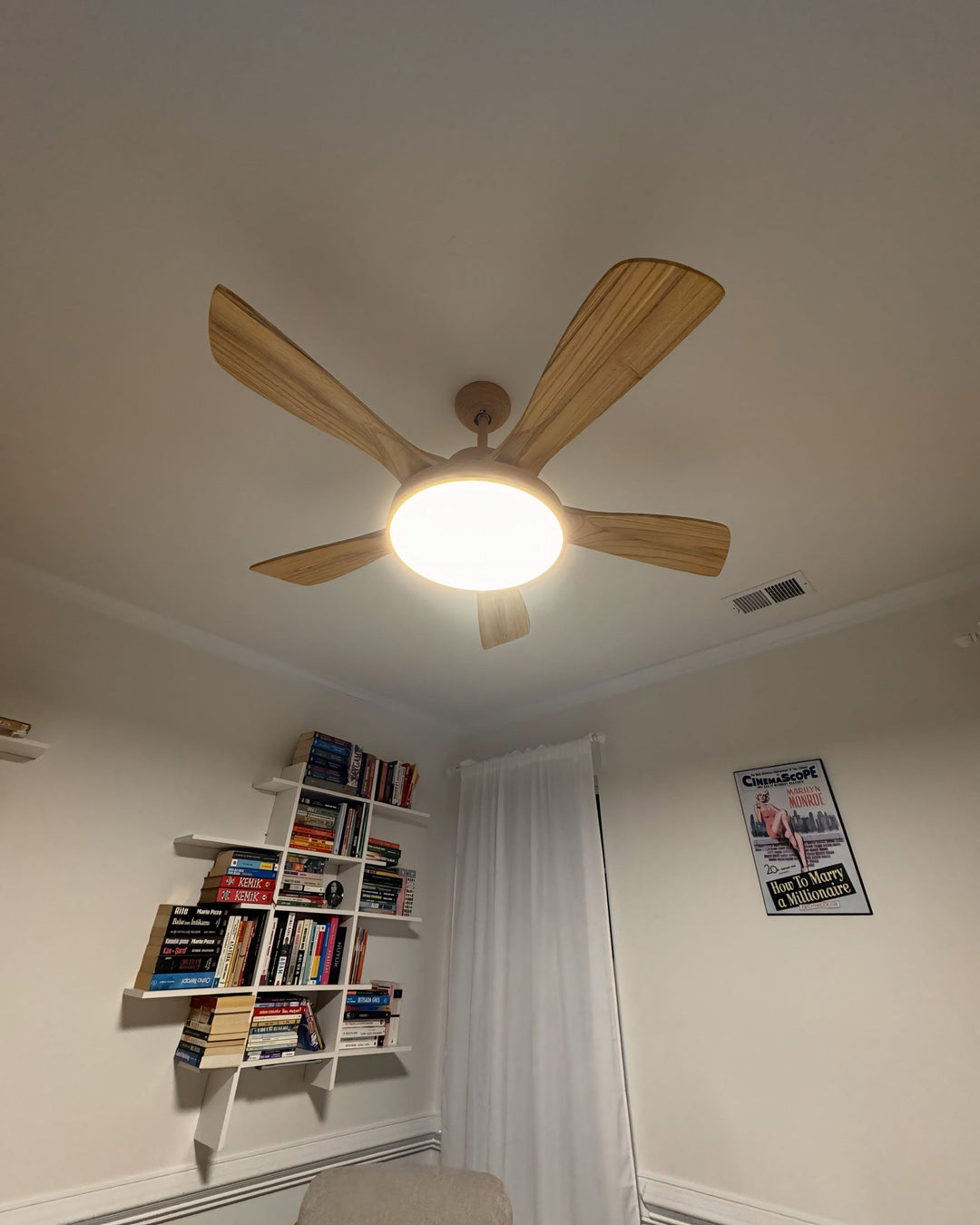 Ventilateur plafond réversible avec éclairage LED intégré. Design moderne et épuré.