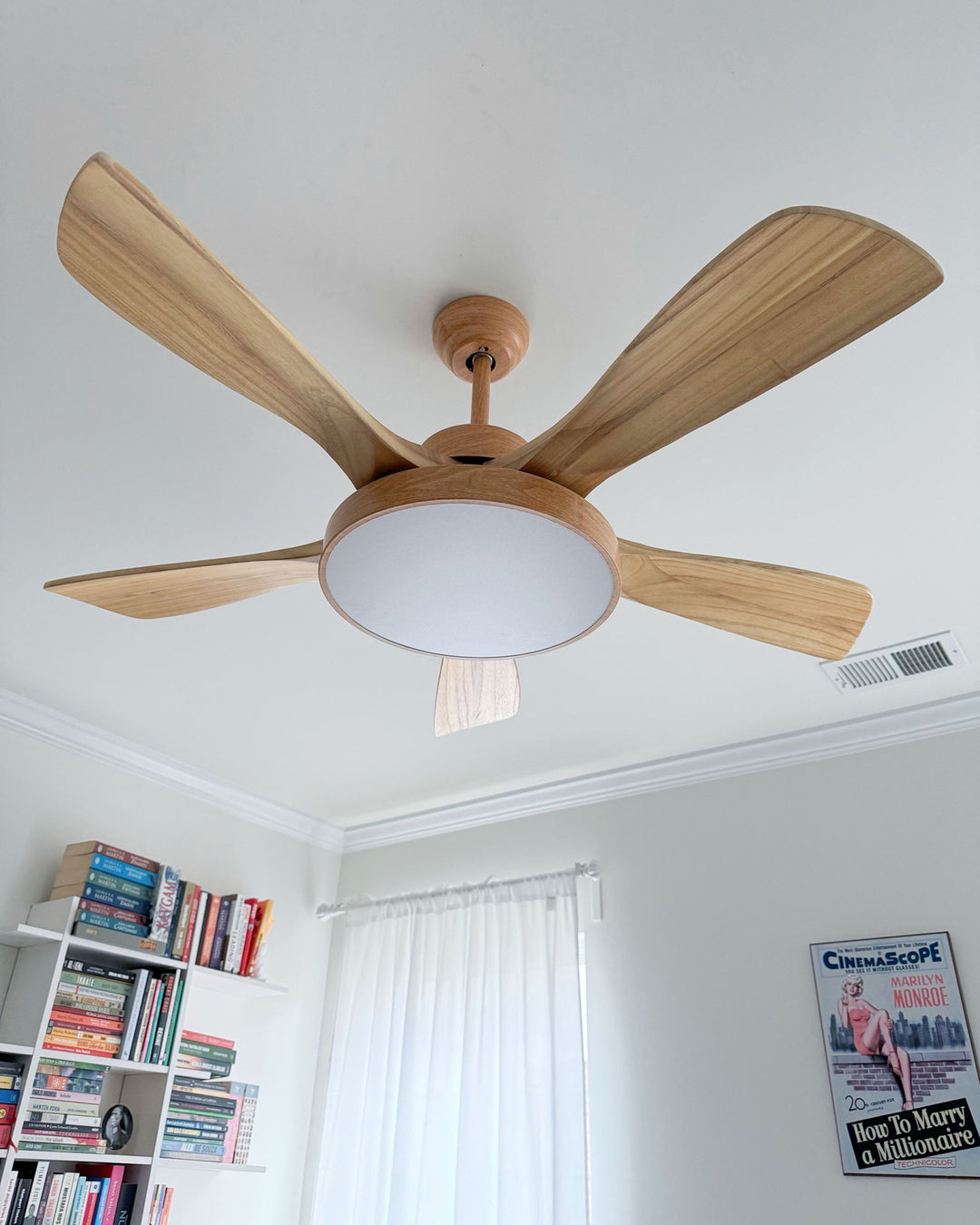 Ventilateur plafond réversible avec éclairage LED intégré. Design moderne et épuré.