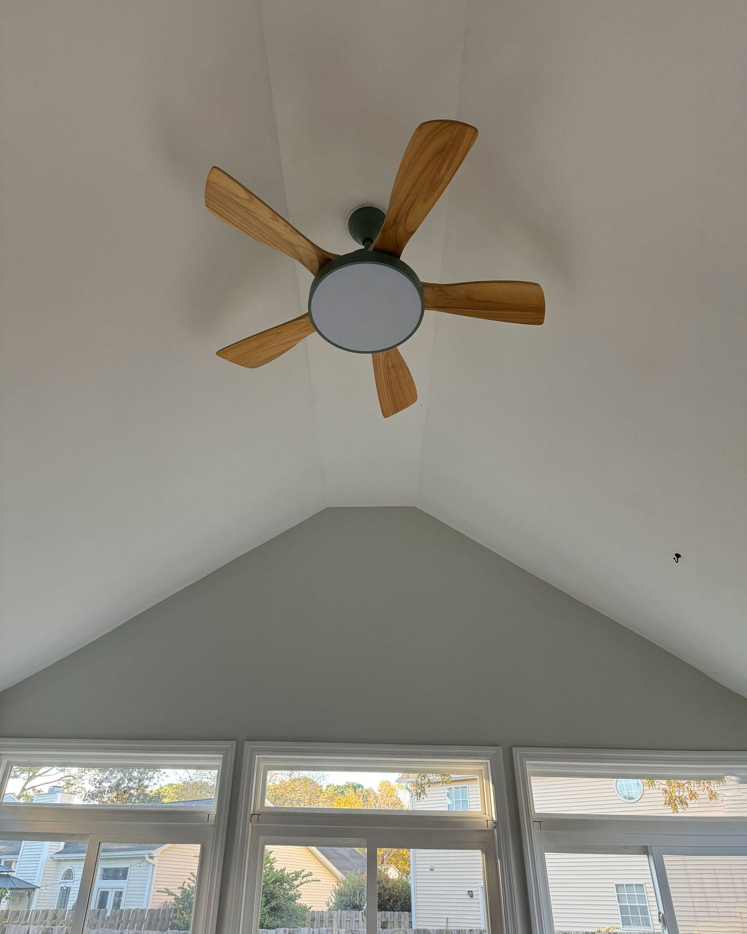 Ventilateur plafond réversible avec éclairage LED intégré. Design moderne et épuré.