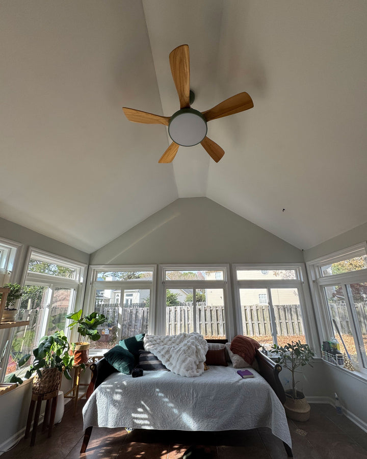 Ventilateur plafond réversible avec éclairage LED intégré. Design moderne et épuré.