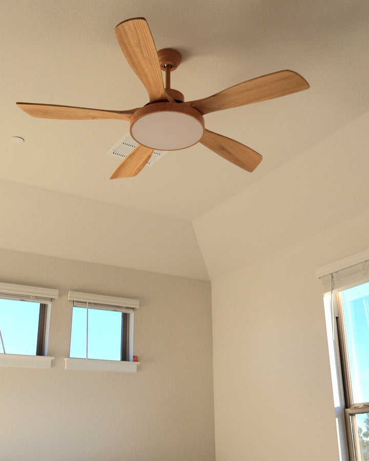Ventilateur plafond réversible avec éclairage LED intégré. Design moderne et épuré.