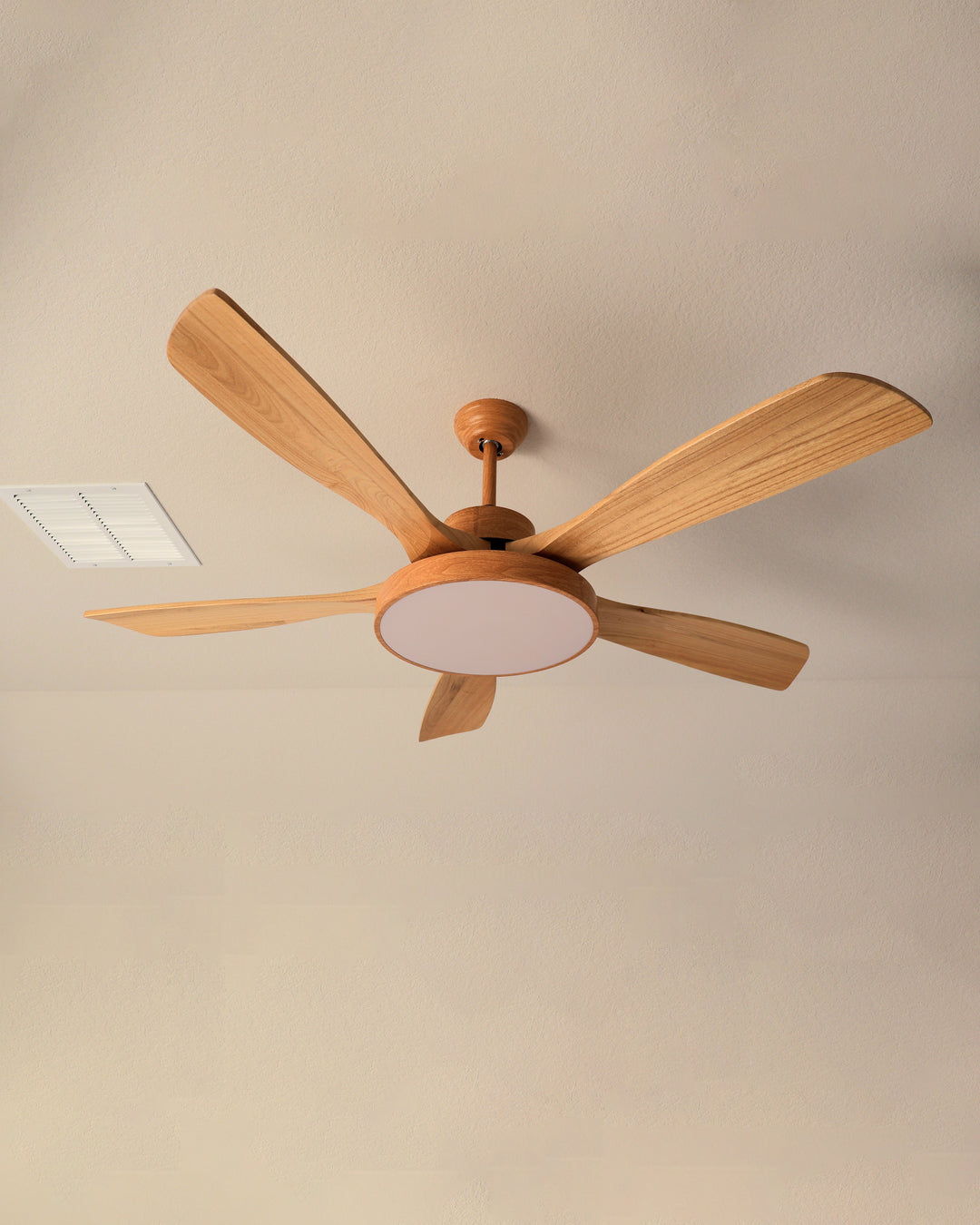Ventilateur plafond réversible avec éclairage LED intégré. Design moderne et épuré.