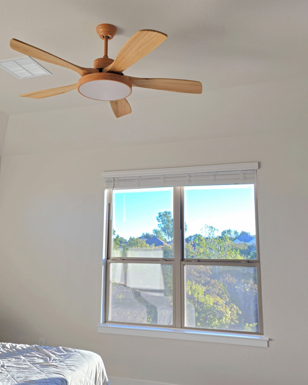 Ventilateur plafond réversible avec éclairage LED intégré. Design moderne et épuré.