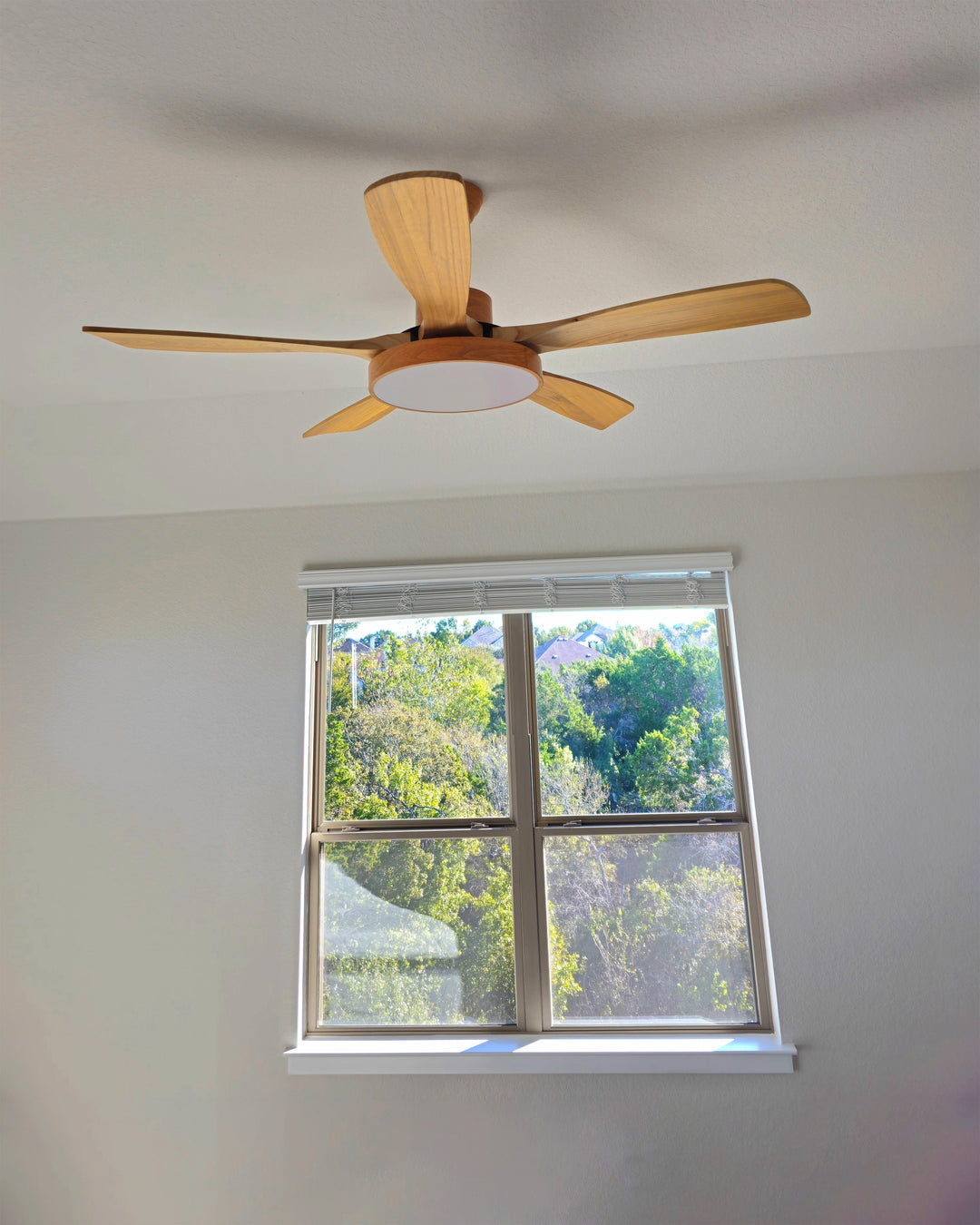 Ventilateur plafond réversible avec éclairage LED intégré. Design moderne et épuré.