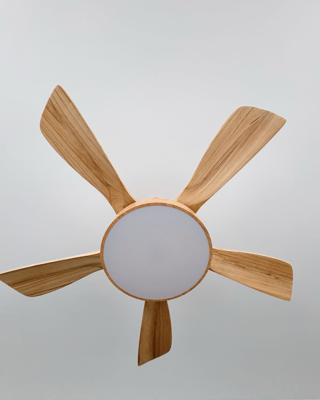 Ventilateur plafond réversible avec éclairage LED intégré. Design moderne et épuré.