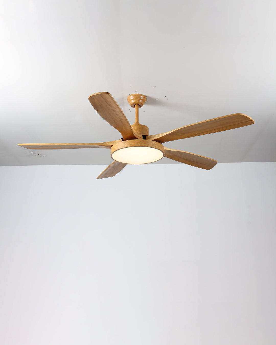 Ventilateur plafond réversible avec éclairage LED intégré. Design moderne et épuré.