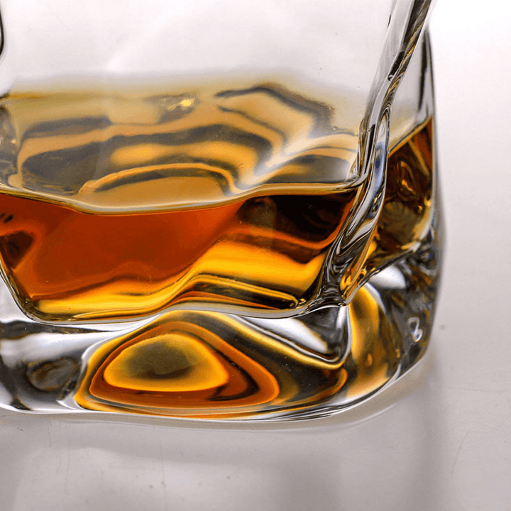 "Verre à whisky japonais Edo Kiriko, design froissé, artisanat traditionnel, élégant et transparent en verre cristallin"