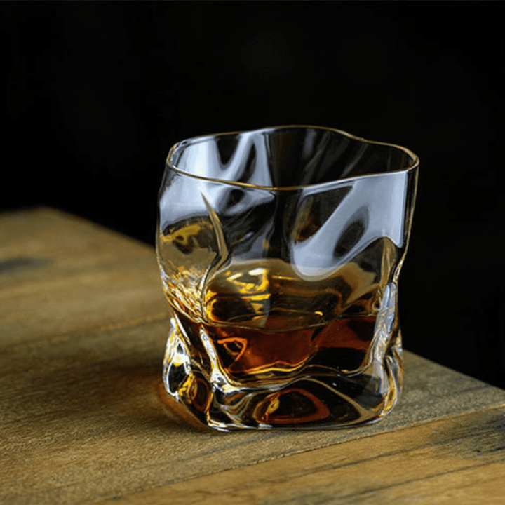 "Verre à whisky japonais Edo Kiriko, design froissé, artisanat traditionnel, élégant et transparent en verre cristallin"