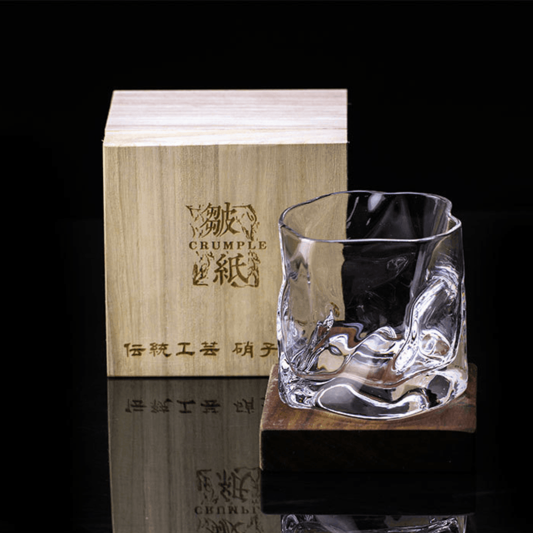 "Verre à whisky japonais Edo Kiriko, design froissé, artisanat traditionnel, élégant et transparent en verre cristallin"