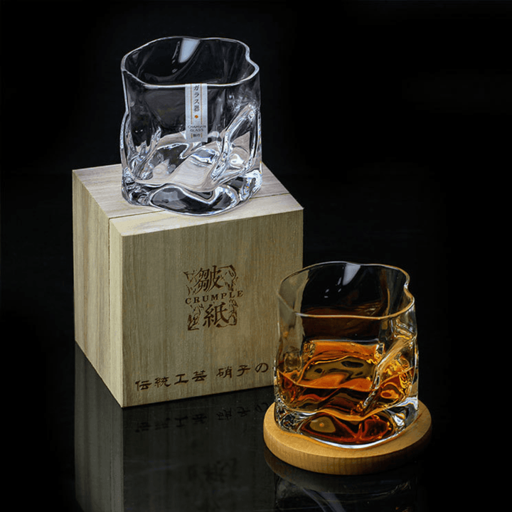 "Verre à whisky japonais Edo Kiriko, design froissé, artisanat traditionnel, élégant et transparent en verre cristallin"