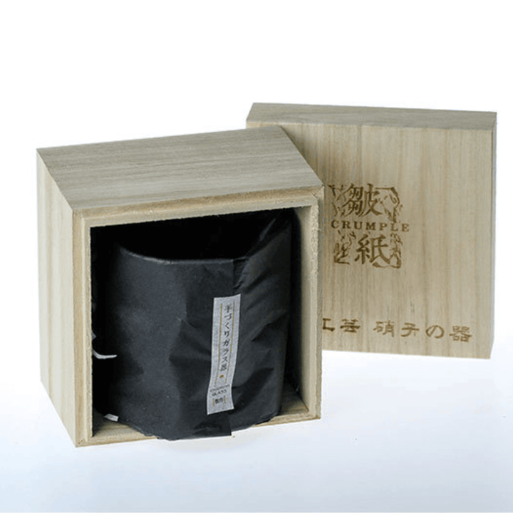 "Verre à whisky japonais Edo Kiriko, design froissé, artisanat traditionnel, élégant et transparent en verre cristallin"