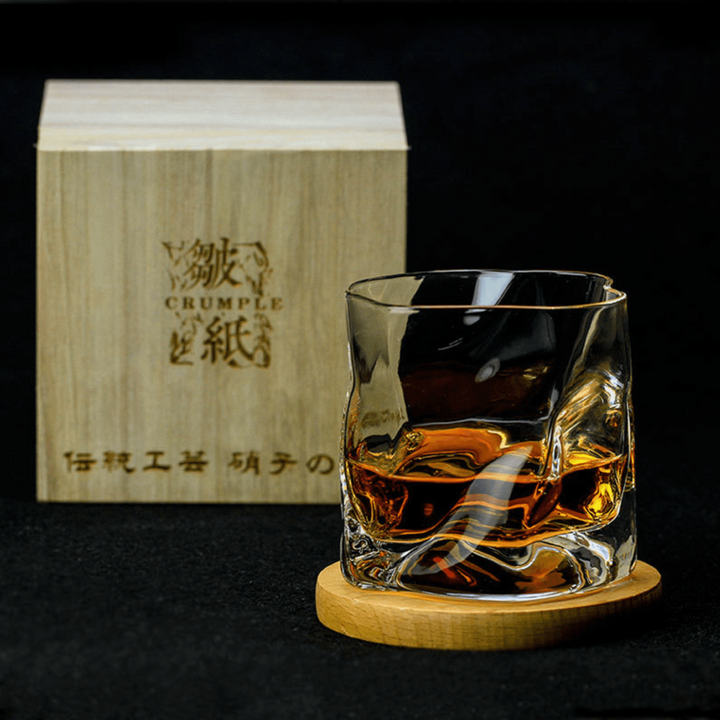 "Verre à whisky japonais Edo Kiriko, design froissé, artisanat traditionnel, élégant et transparent en verre cristallin"