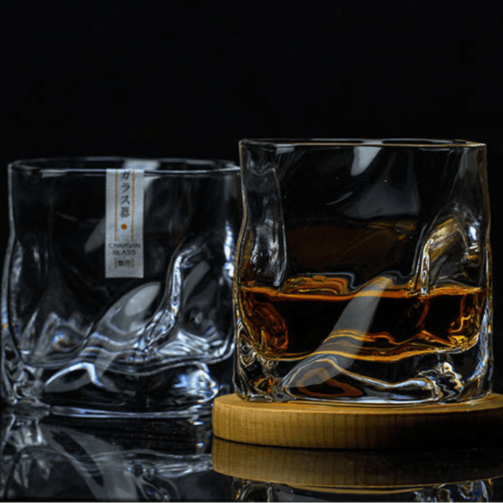 "Verre à whisky japonais Edo Kiriko, design froissé, artisanat traditionnel, élégant et transparent en verre cristallin"