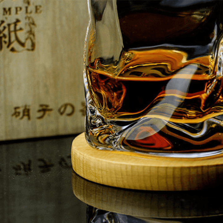 "Verre à whisky japonais Edo Kiriko, design froissé, artisanat traditionnel, élégant et transparent en verre cristallin"