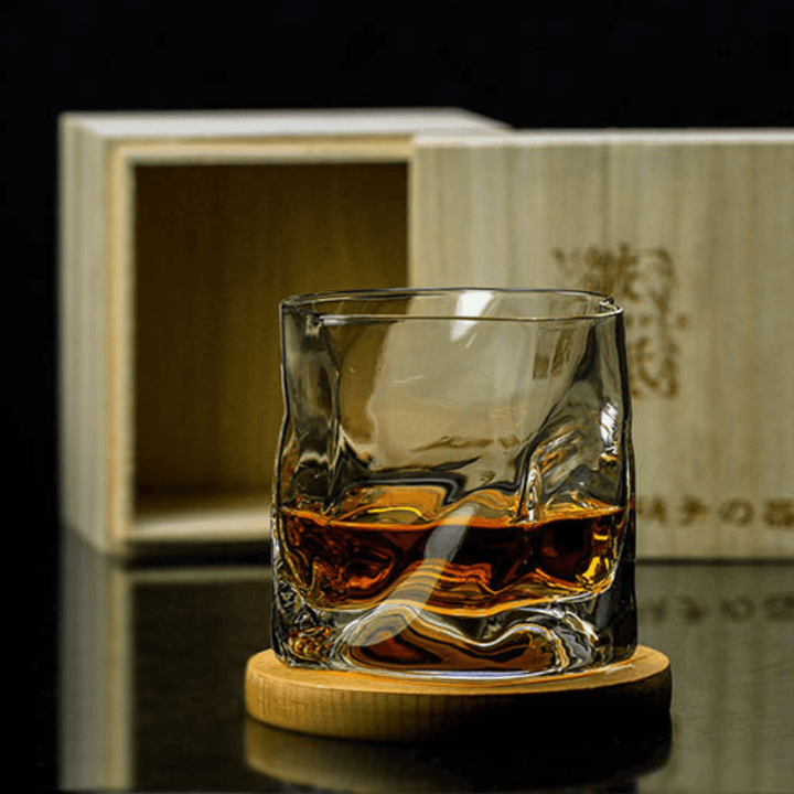 "Verre à whisky japonais Edo Kiriko, design froissé, artisanat traditionnel, élégant et transparent en verre cristallin"