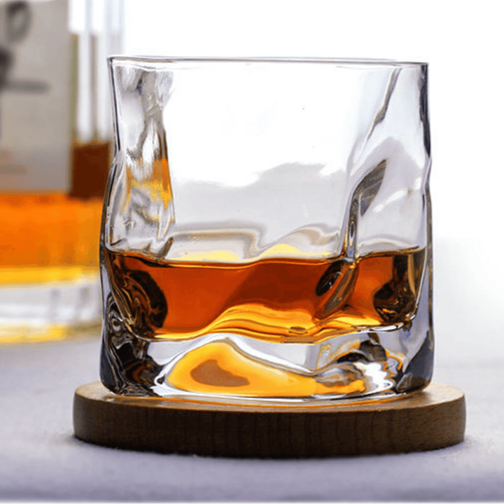 "Verre à whisky japonais Edo Kiriko, design froissé, artisanat traditionnel, élégant et transparent en verre cristallin"