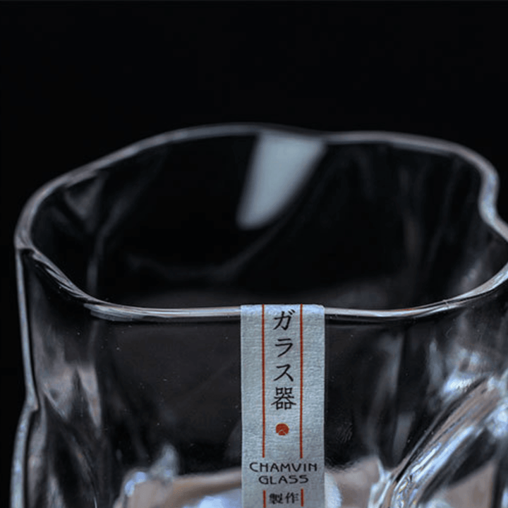 "Verre à whisky japonais Edo Kiriko, design froissé, artisanat traditionnel, élégant et transparent en verre cristallin"