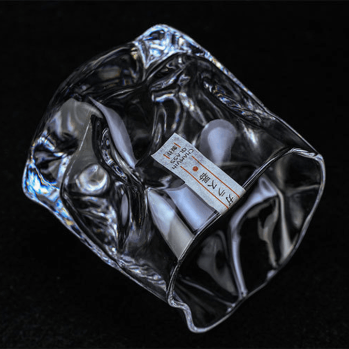 "Verre à whisky japonais Edo Kiriko, design froissé, artisanat traditionnel, élégant et transparent en verre cristallin"