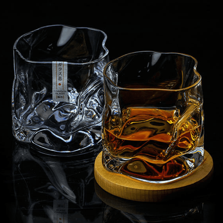 "Verre à whisky japonais Edo Kiriko, design froissé, artisanat traditionnel, élégant et transparent en verre cristallin"