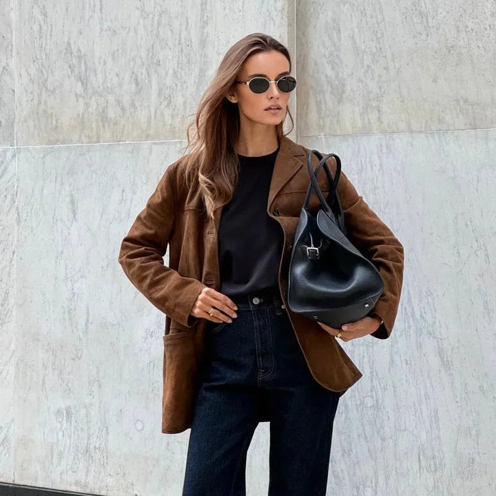 Veste ample en daim brun pour femme. Style chic et confortable, parfaite pour l'automne et l'hiver. Élégance décontractée.