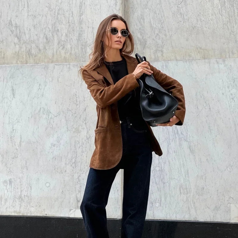 Veste femme en daim brun de qualité, coupe ample et moderne. Idéale pour un look casual-chic en automne. Confortable.