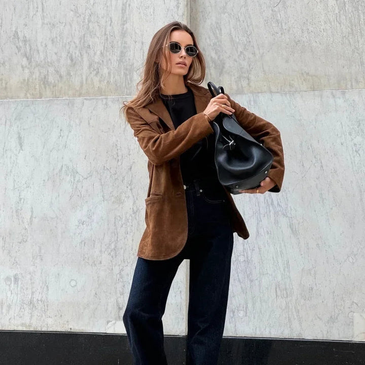 Veste femme en daim brun de qualité, coupe ample et moderne. Idéale pour un look casual-chic en automne. Confortable.