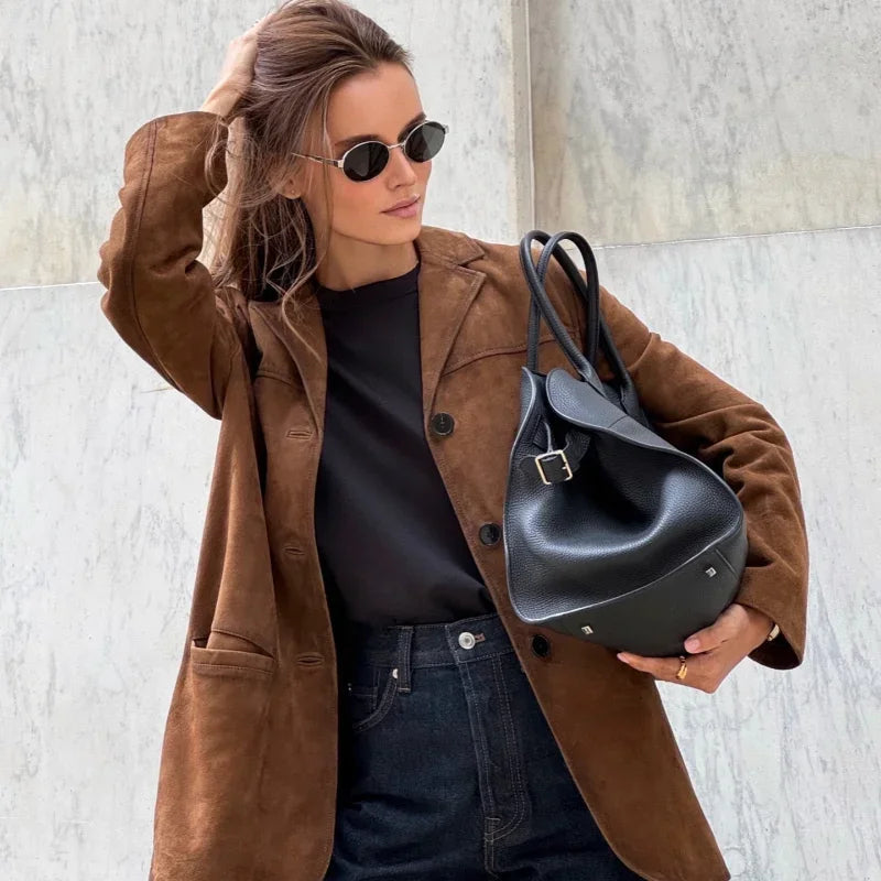 Veste ample en daim pour femme, coloris brun chaud. Élégante et chaude, un essentiel mode pour les saisons froides.