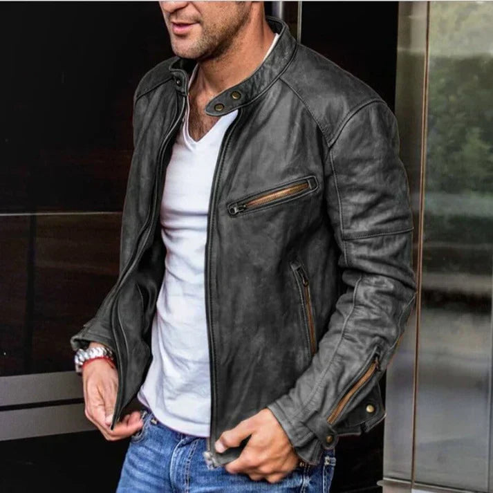 Veste biker homme en cuir noir, style intemporel, pour un look élégant et confiant au quotidien.