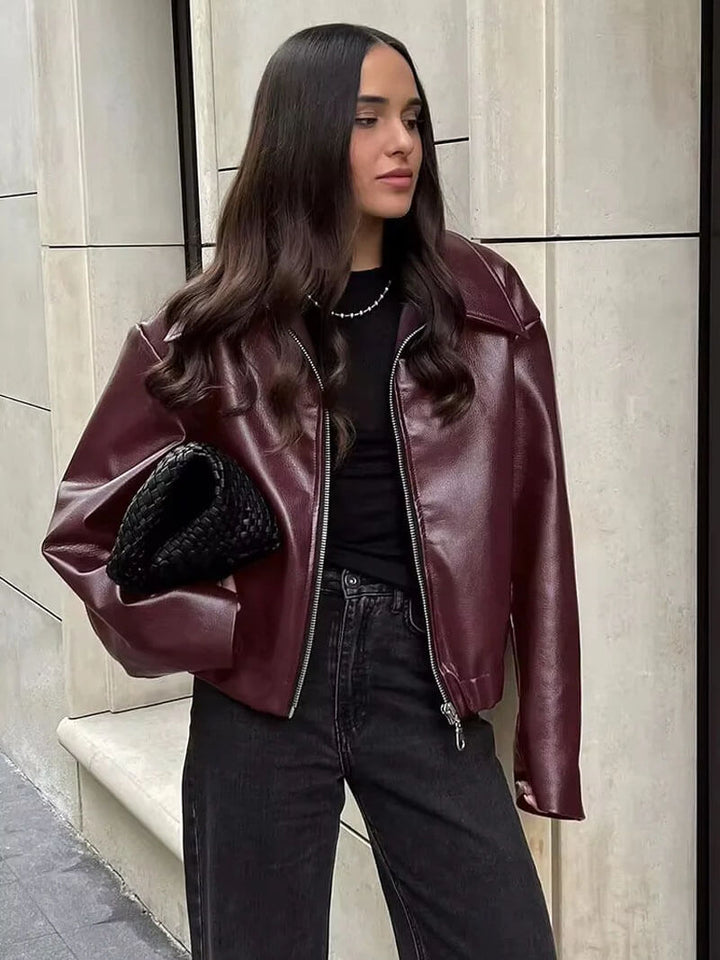 "Veste biker oversize cuir vegan pour femme en automne, chic et moderne, couleur raffinée, fermeture éclair devant."