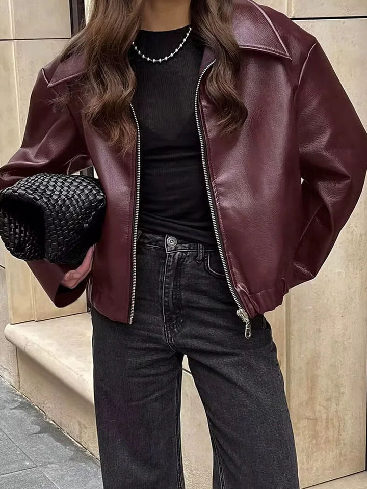"Veste biker oversize cuir vegan pour femme en automne, chic et moderne, couleur raffinée, fermeture éclair devant."