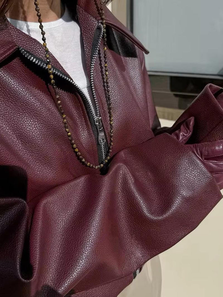 "Veste biker oversize cuir vegan pour femme en automne, chic et moderne, couleur raffinée, fermeture éclair devant."