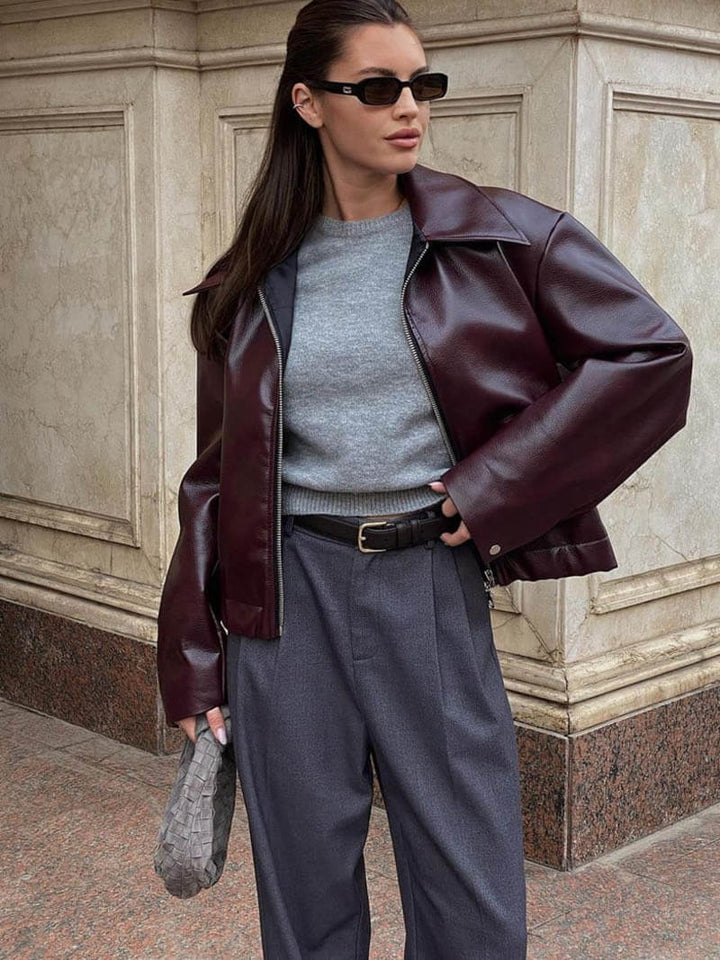 "Veste biker oversize cuir vegan pour femme en automne, chic et moderne, couleur raffinée, fermeture éclair devant."
