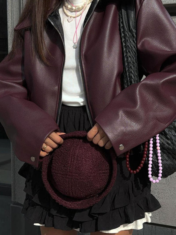"Veste biker oversize cuir vegan pour femme en automne, chic et moderne, couleur raffinée, fermeture éclair devant."