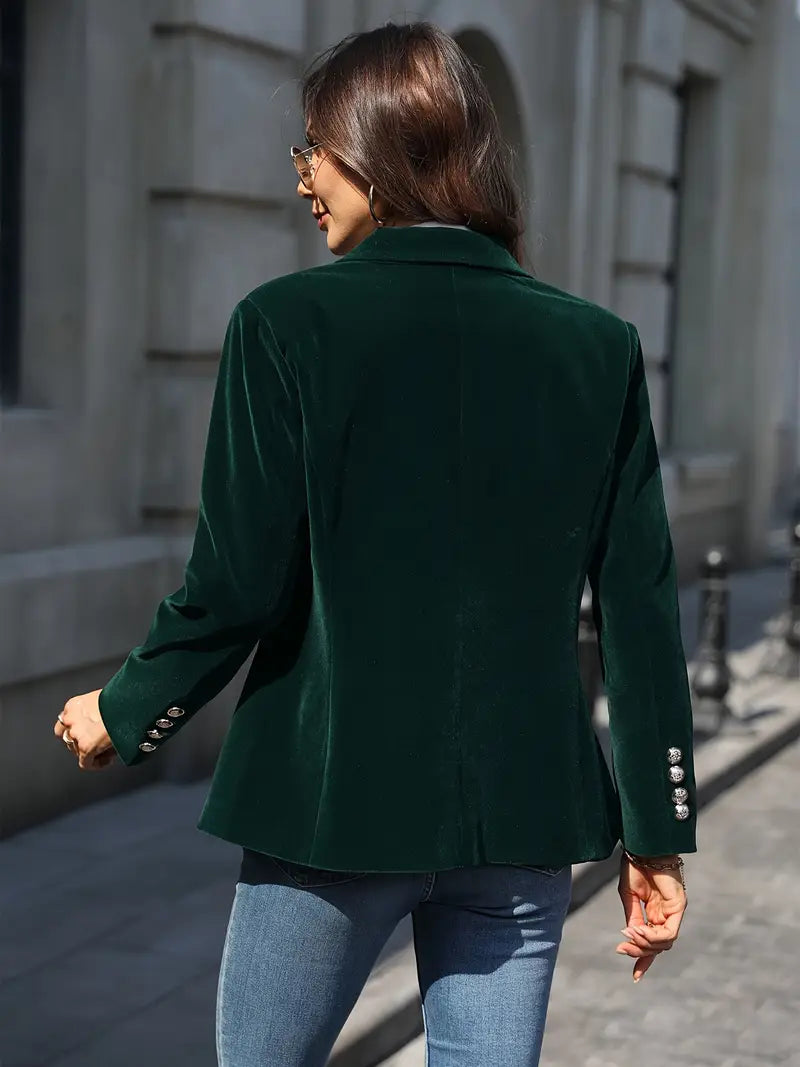 "Veste blazer femme cintrée en velours doux, élégance intemporelle, design simple boutonnage, style chic et sophistiqué."