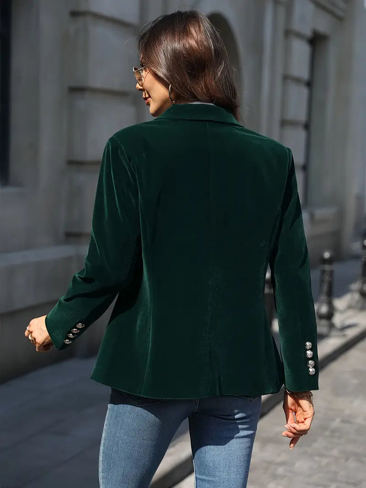"Veste blazer femme cintrée en velours doux, élégance intemporelle, design simple boutonnage, style chic et sophistiqué."