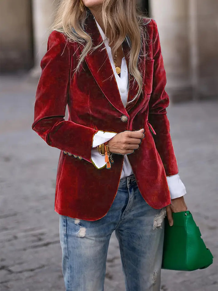 "Veste blazer femme cintrée en velours doux, élégance intemporelle, design simple boutonnage, style chic et sophistiqué."