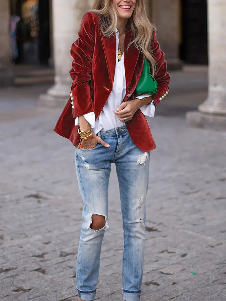 "Veste blazer femme cintrée en velours doux, élégance intemporelle, design simple boutonnage, style chic et sophistiqué."