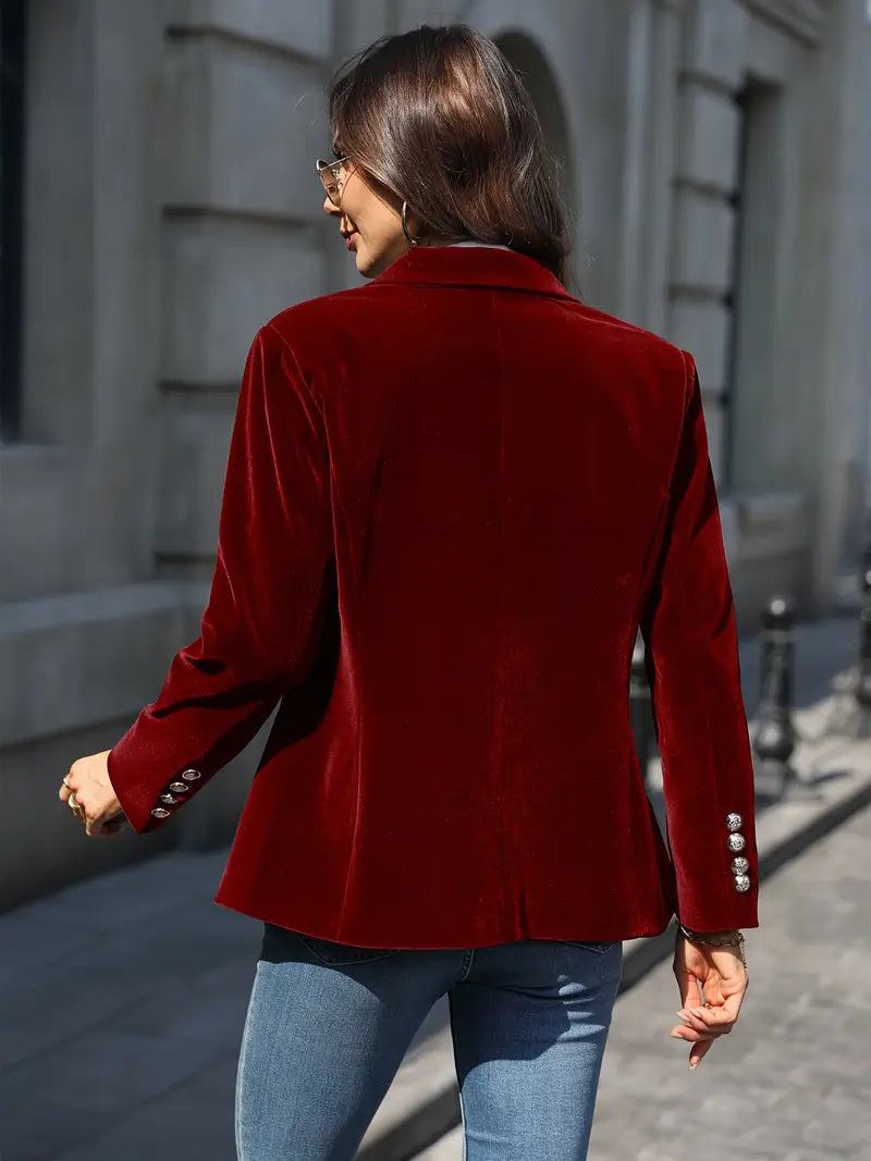 "Veste blazer femme cintrée en velours doux, élégance intemporelle, design simple boutonnage, style chic et sophistiqué."
