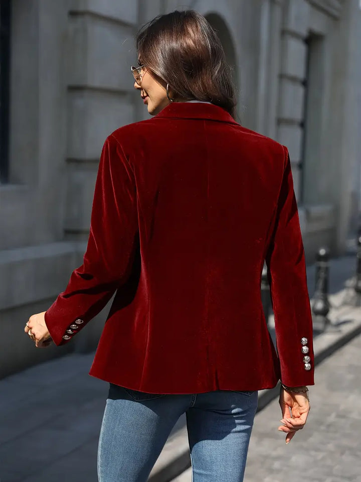 "Veste blazer femme cintrée en velours doux, élégance intemporelle, design simple boutonnage, style chic et sophistiqué."