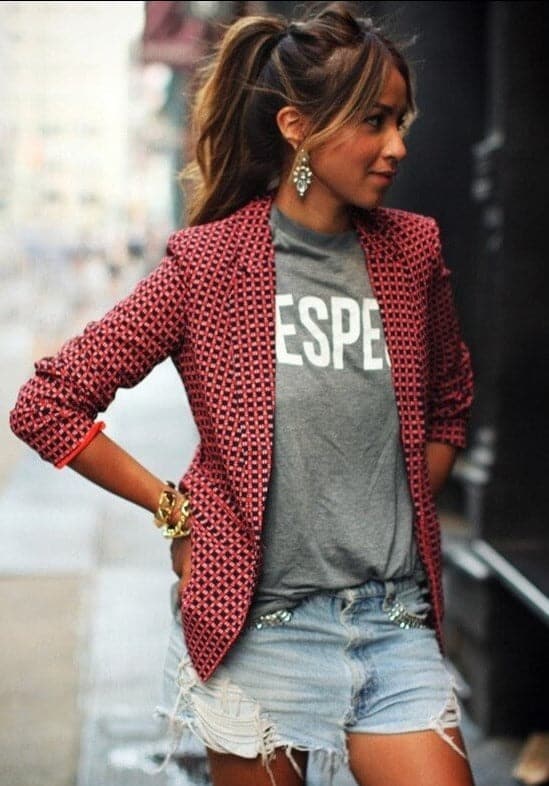 Élégante veste femme à motif carreaux rouge, tendance automne. Complète parfaitement une tenue chic et moderne.