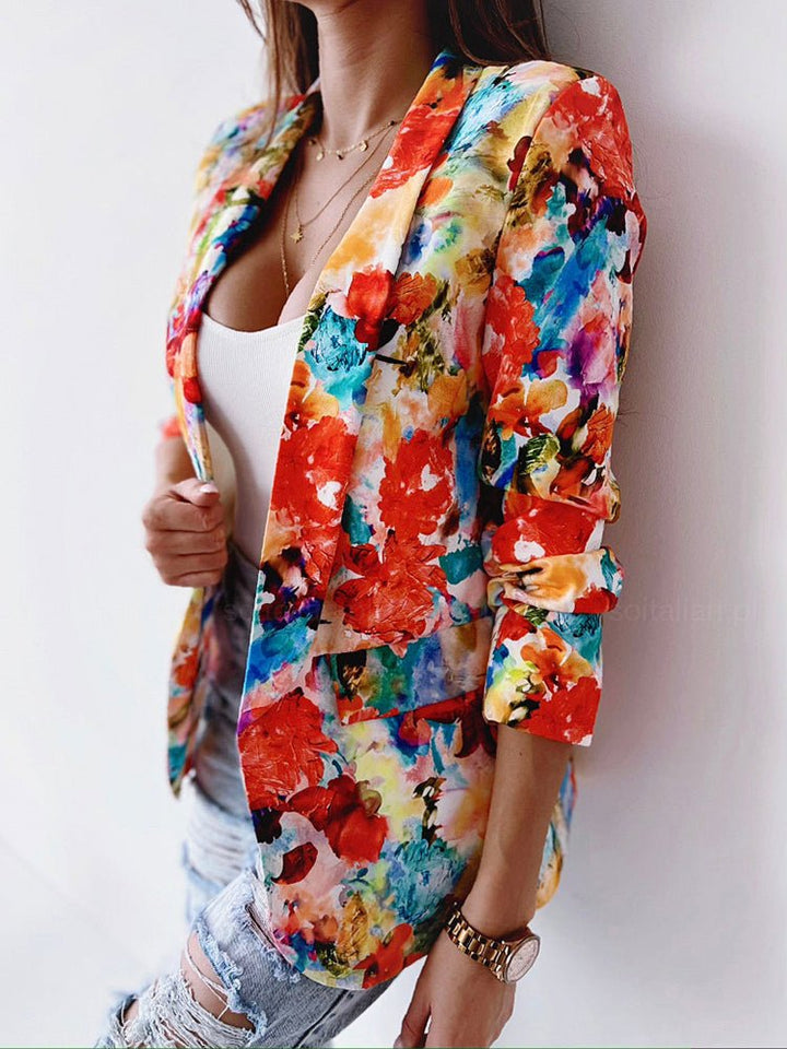 Tenue femme élégante : blazer fleuri chic pour le bureau ou soirée décontractée, style mode polyvalent.