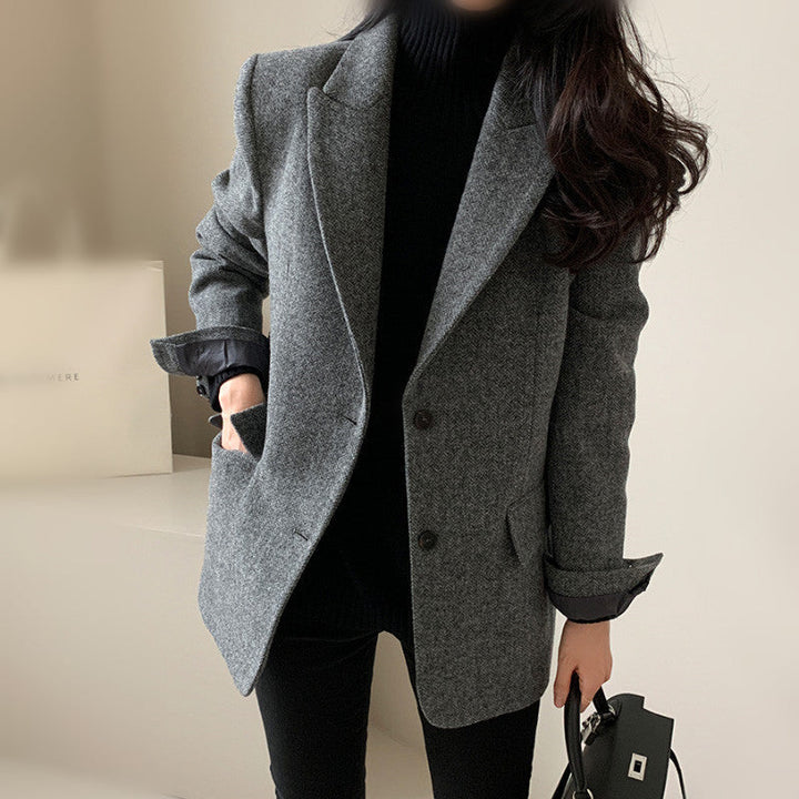 Blazer femme classique et confortable, parfait pour une tenue formelle ou décontractée. Veste chic polyvalente.
