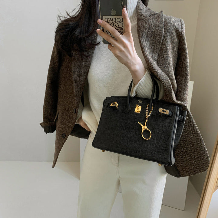 Blazer femme chic pour le bureau, style classique et élégant. Veste polyvalente, mode féminine et confortable.