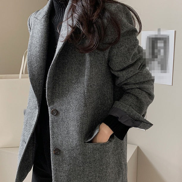 Veste blazer élégante pour femme, style classique intemporel. Idéale pour tenue formelle ou décontractée polyvalente.