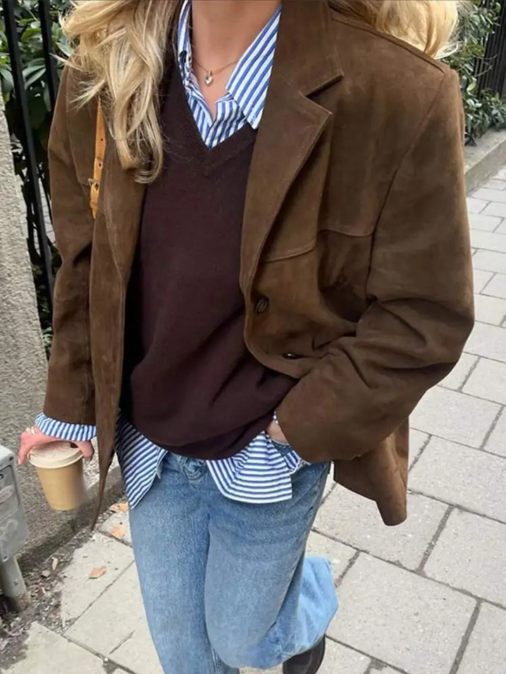 Blazer femme oversize marron, confortable et polyvalent. Parfait pour une mode féminine élégante et décontractée.