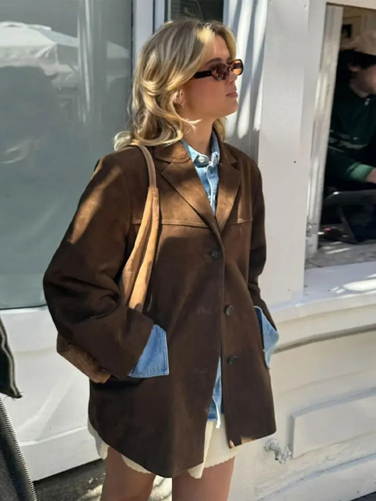 Blazer femme chic décontracté marron, coupe oversize. Veste confortable et tendance pour la mode féminine automne.