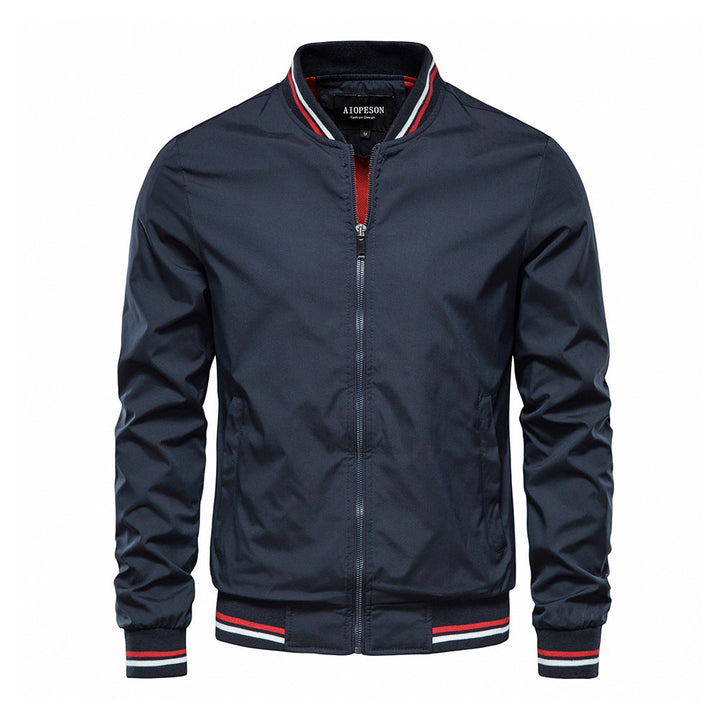Veste bombardier homme chic urbain. Un essentiel de la mode masculine automne. Style décontracté pour un look moderne.