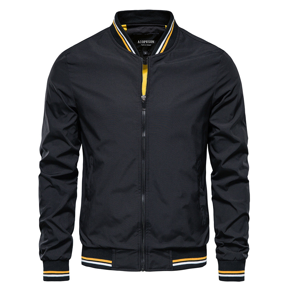 Blouson bombardier homme classique. Vêtement extérieur zippé pour un look mode masculine automne-printemps décontracté.