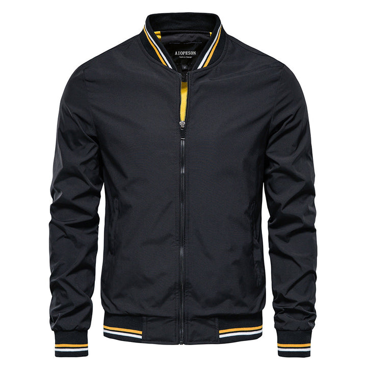 Blouson bombardier homme classique. Vêtement extérieur zippé pour un look mode masculine automne-printemps décontracté.