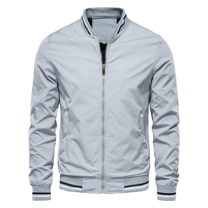 Veste bombardier homme moderne. Blouson confortable et polyvalent. Idéal pour un style décontracté chic automne-printemps.